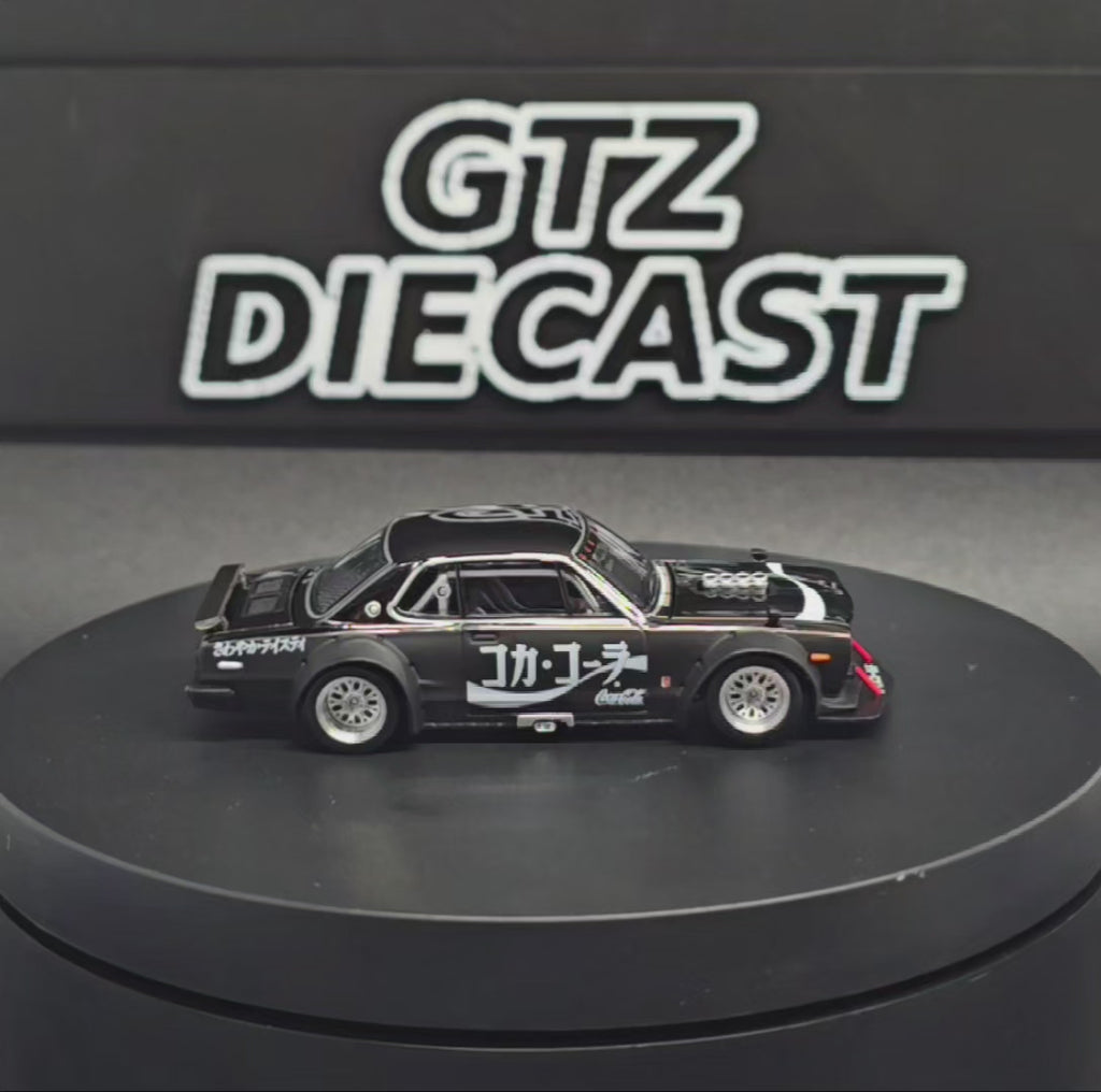 POPRACE 1/64 SKYLINE GT-R DRIFT (HAKOSUKA) - COCA COLA ZERO JP BLACK CHROME PR640161