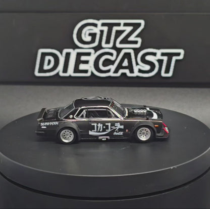 POPRACE 1/64 SKYLINE GT-R DRIFT (HAKOSUKA) - COCA COLA ZERO JP BLACK CHROME PR640161