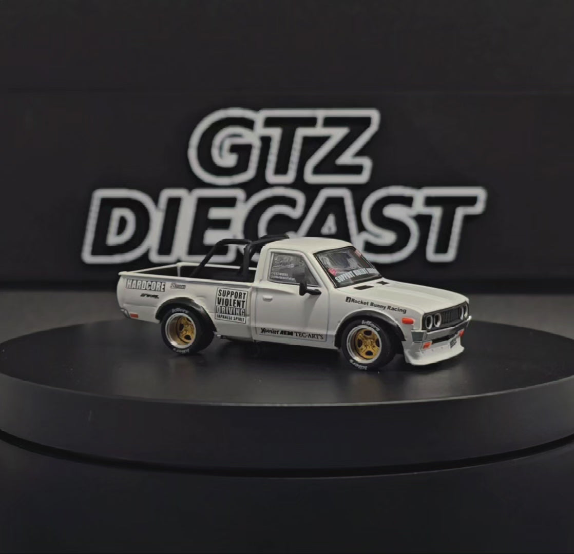 POPRACE 1/64 PANDEM DATSUN 620 WHITE PR640350