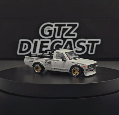 POPRACE 1/64 PANDEM DATSUN 620 WHITE PR640350