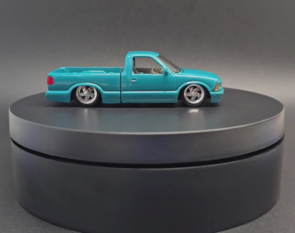 M2 Machines 1:64 1995 Chevrolet S10 Custom Blue Diecast Model 31500-HS74-P5