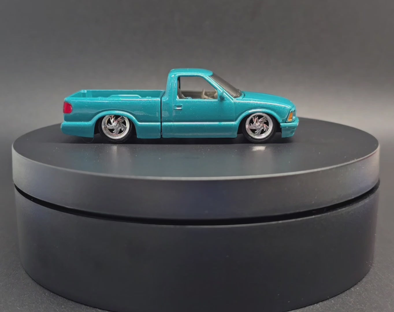 M2 Machines 1:64 1995 Chevrolet S10 Custom Blue Diecast Model 31500-HS74-P5