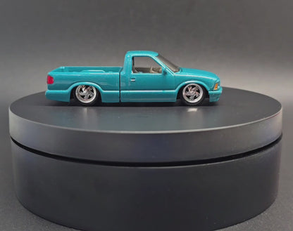 M2 Machines 1:64 1995 Chevrolet S10 Custom Blue Diecast Model 31500-HS74-P5