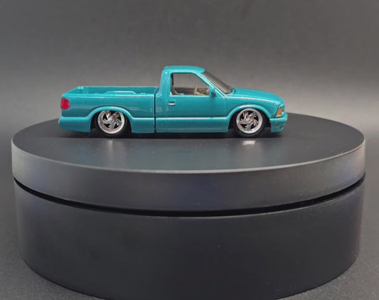 M2 Machines 1:64 1995 Chevrolet S10 Custom Blue Diecast Model 31500-HS74-P5
