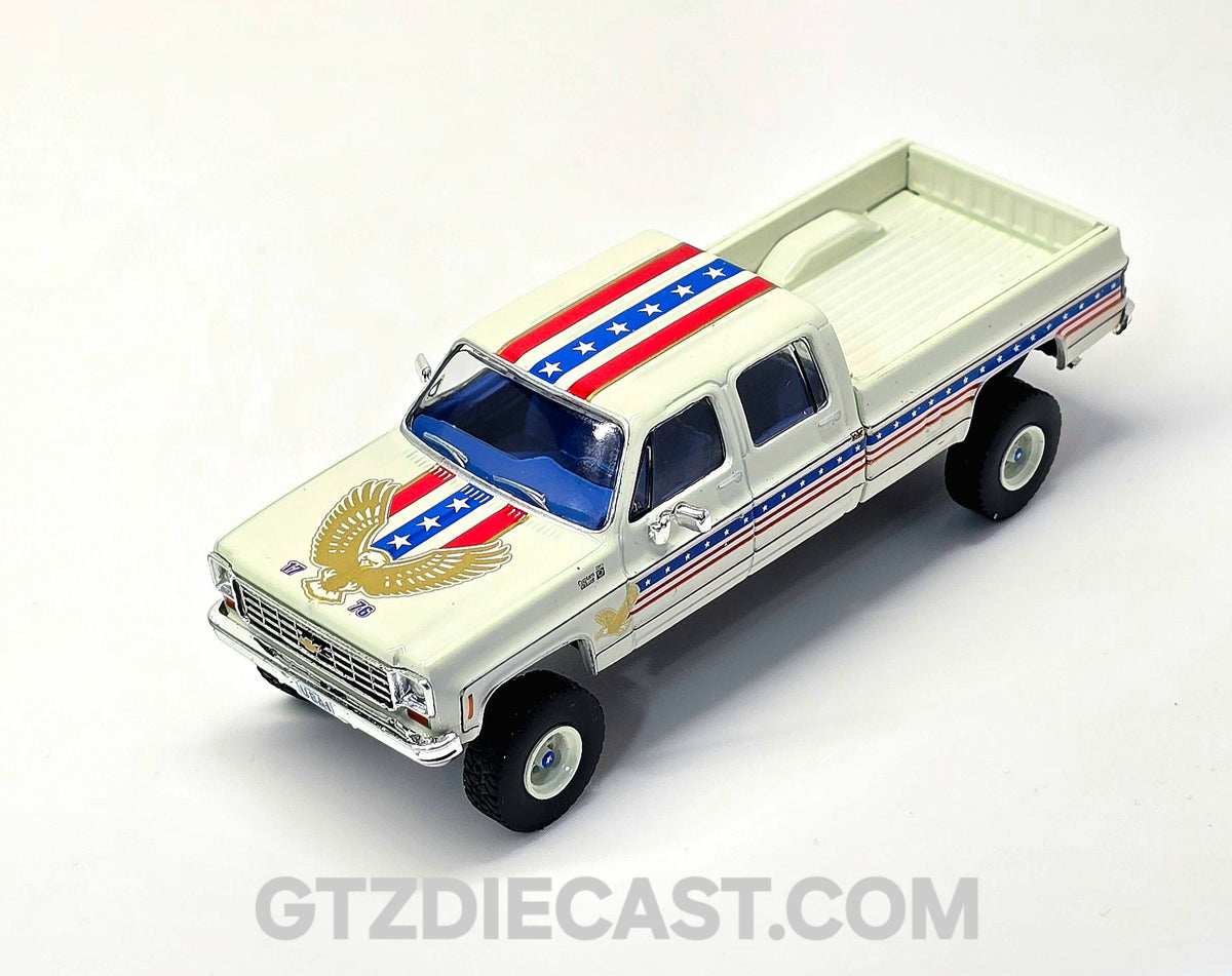 IXO Model 1:64 1976 Chevrolet Custom Deluxe K30 Fleetside 250th Anniversary Edition – White
