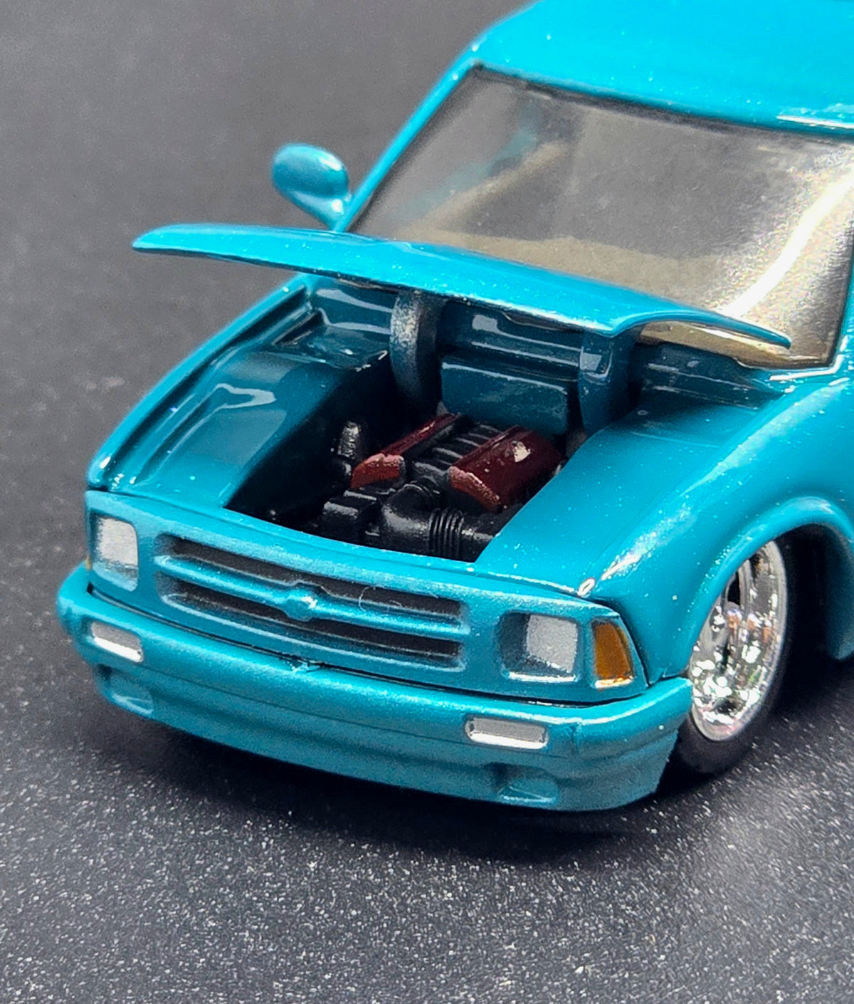 M2 Machines 1:64 1995 Chevrolet S10 Custom Blue Diecast Model 31500-HS74-P5