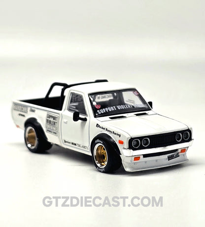 POPRACE 1/64 PANDEM DATSUN 620 WHITE PR640350