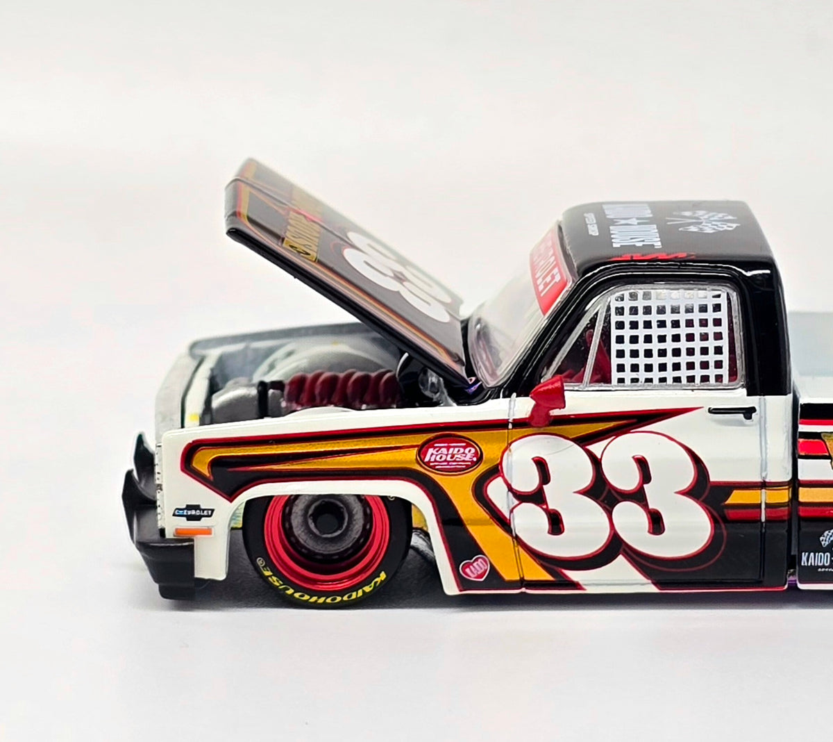 Chevrolet Silverado KAIDO Intimidator V1 - White w/ Brown Two-tone - Kaido House x Mini GT  1:64