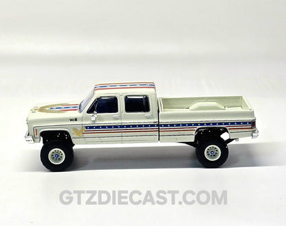 IXO Model 1:64 1976 Chevrolet Custom Deluxe K30 Fleetside 250th Anniversary Edition – White