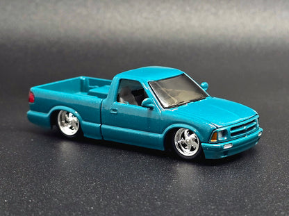M2 Machines 1:64 1995 Chevrolet S10 Custom Blue Diecast Model 31500-HS74-P5