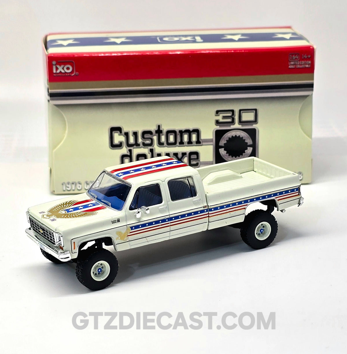 IXO Model 1:64 1976 Chevrolet Custom Deluxe K30 Fleetside 250th Anniversary Edition – White