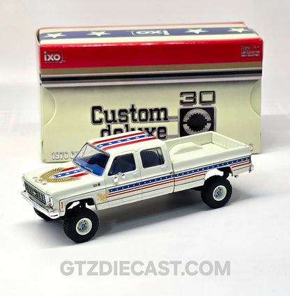 IXO Model 1:64 1976 Chevrolet Custom Deluxe K30 Fleetside 250th Anniversary Edition – White