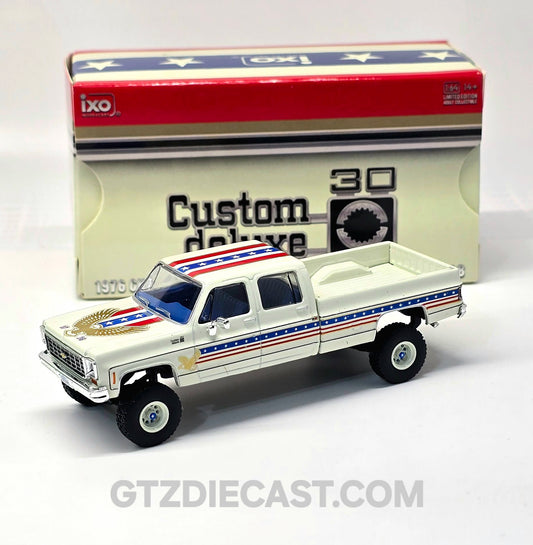 IXO Model 1:64 1976 Chevrolet Custom Deluxe K30 Fleetside 250th Anniversary Edition – White