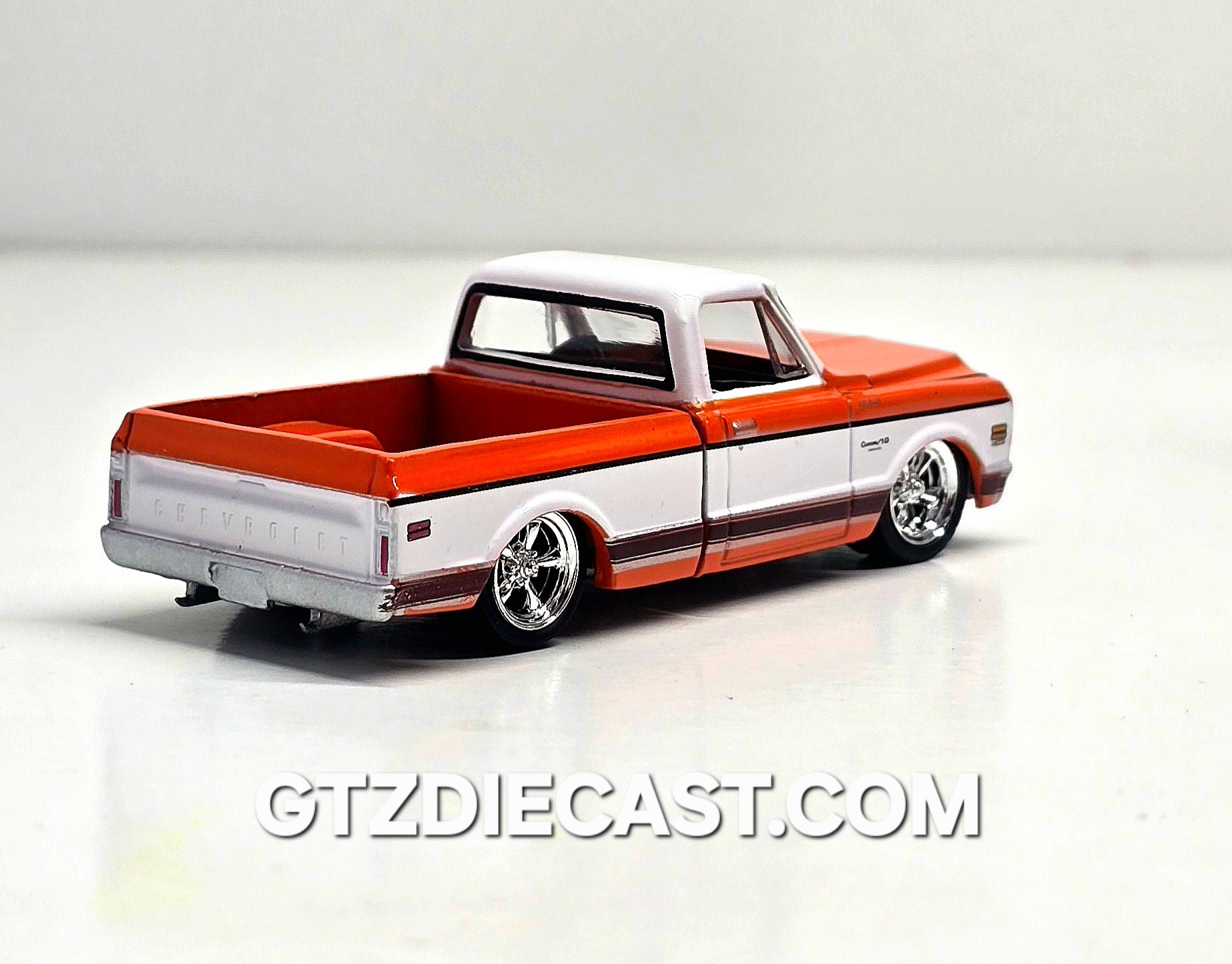 Greenlight 1:64 1972 Chevrolet C-10 Short Bed Custom – Orange with White Two-Tone – Mijo Exclusives