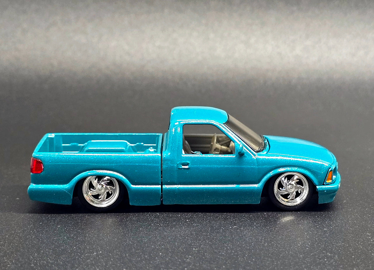 M2 Machines 1:64 1995 Chevrolet S10 Custom Blue Diecast Model 31500-HS74-P5