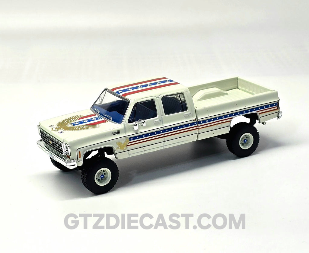 IXO Model 1:64 1976 Chevrolet Custom Deluxe K30 Fleetside 250th Anniversary Edition – White