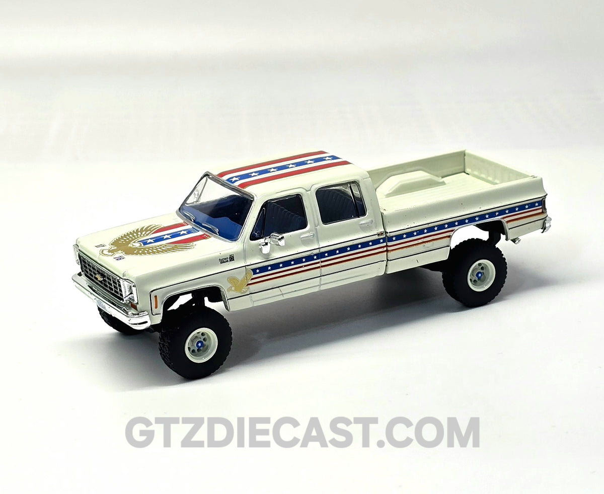 IXO Model 1:64 1976 Chevrolet Custom Deluxe K30 Fleetside 250th Anniversary Edition – White