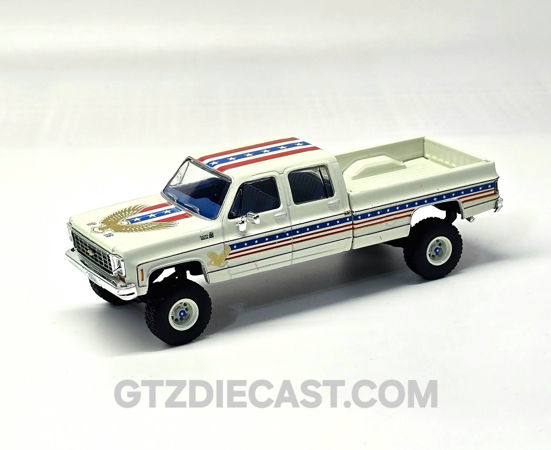 IXO Model 1:64 1976 Chevrolet Custom Deluxe K30 Fleetside 250th Anniversary Edition – White