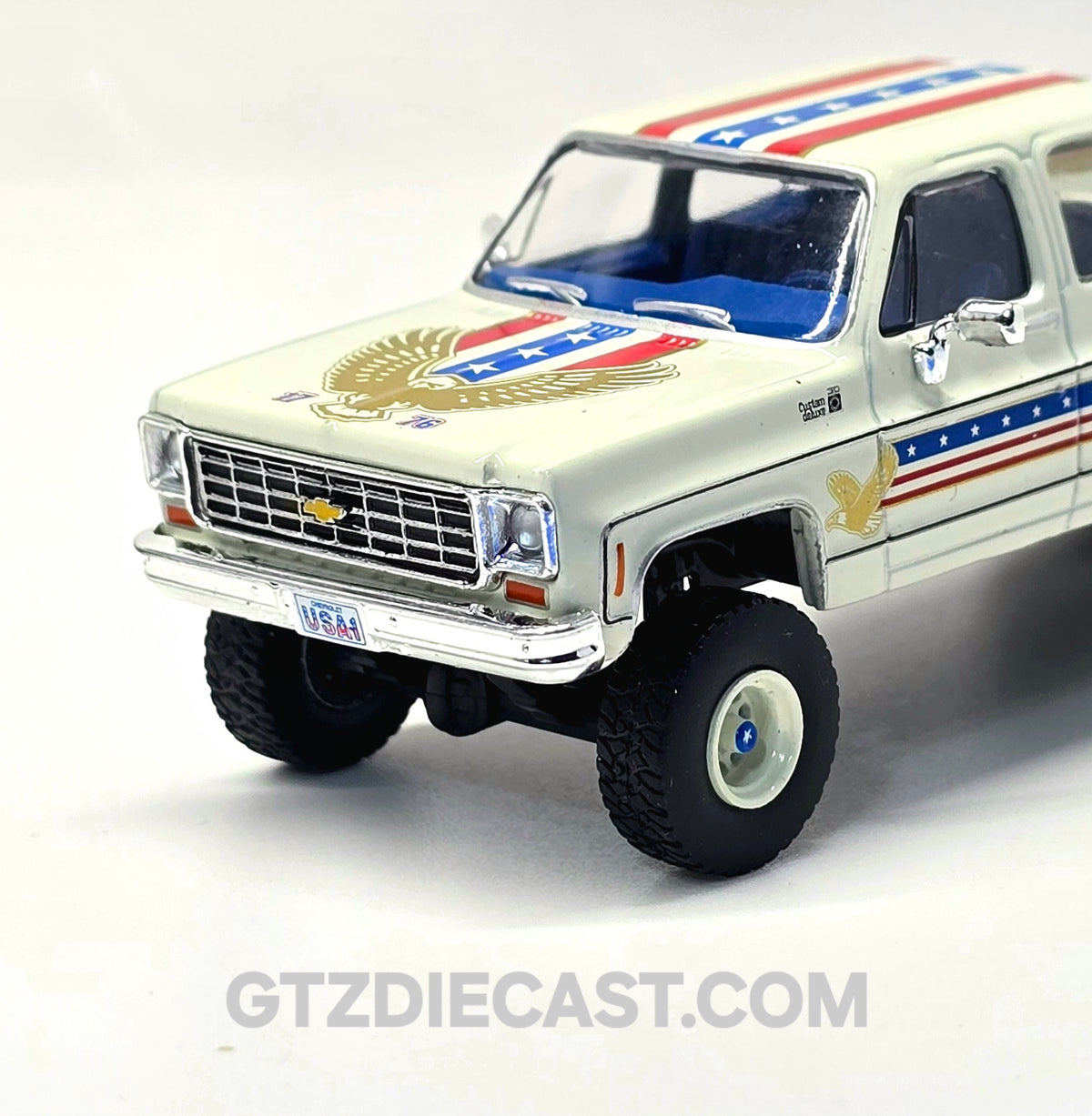 IXO Model 1:64 1976 Chevrolet Custom Deluxe K30 Fleetside 250th Anniversary Edition – White