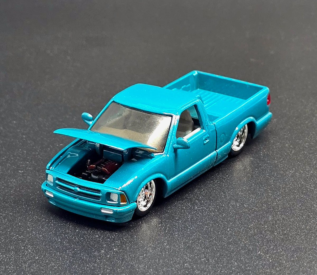 M2 Machines 1:64 1995 Chevrolet S10 Custom Blue Diecast Model 31500-HS74-P5