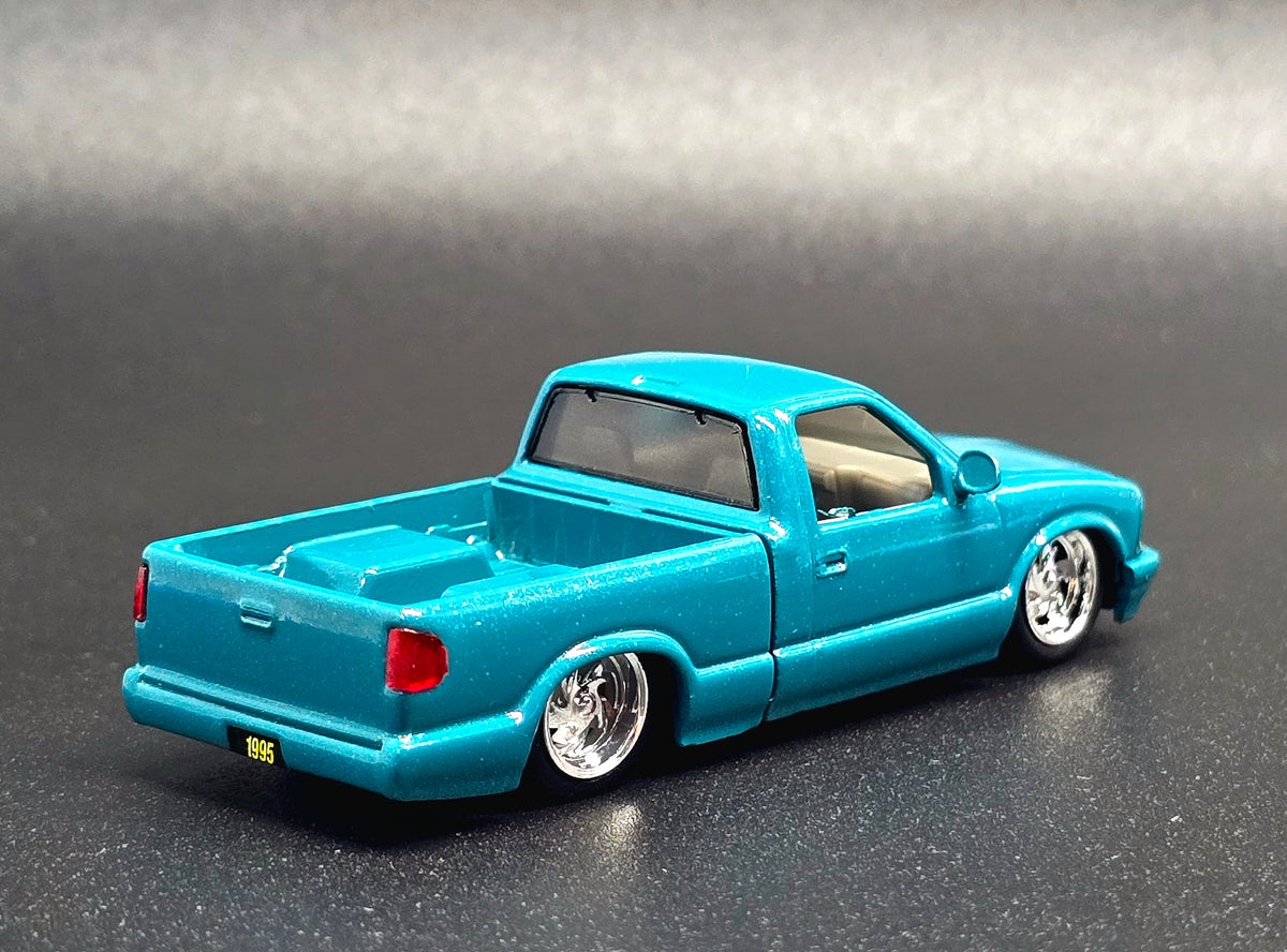 M2 Machines 1:64 1995 Chevrolet S10 Custom Blue Diecast Model 31500-HS74-P5