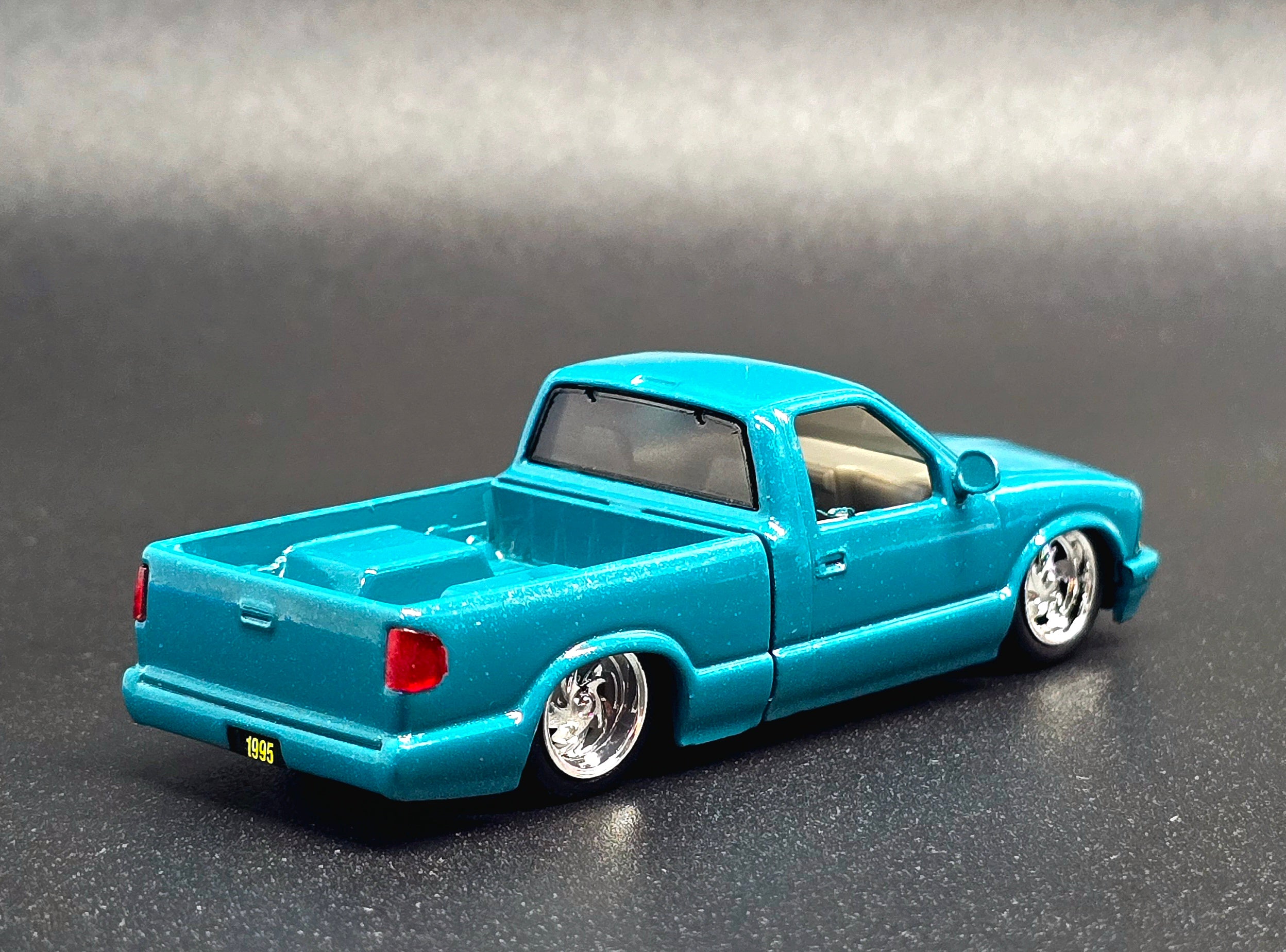 M2 Machines 1:64 1995 Chevrolet S10 Custom Blue Diecast Model 31500-HS74-P5